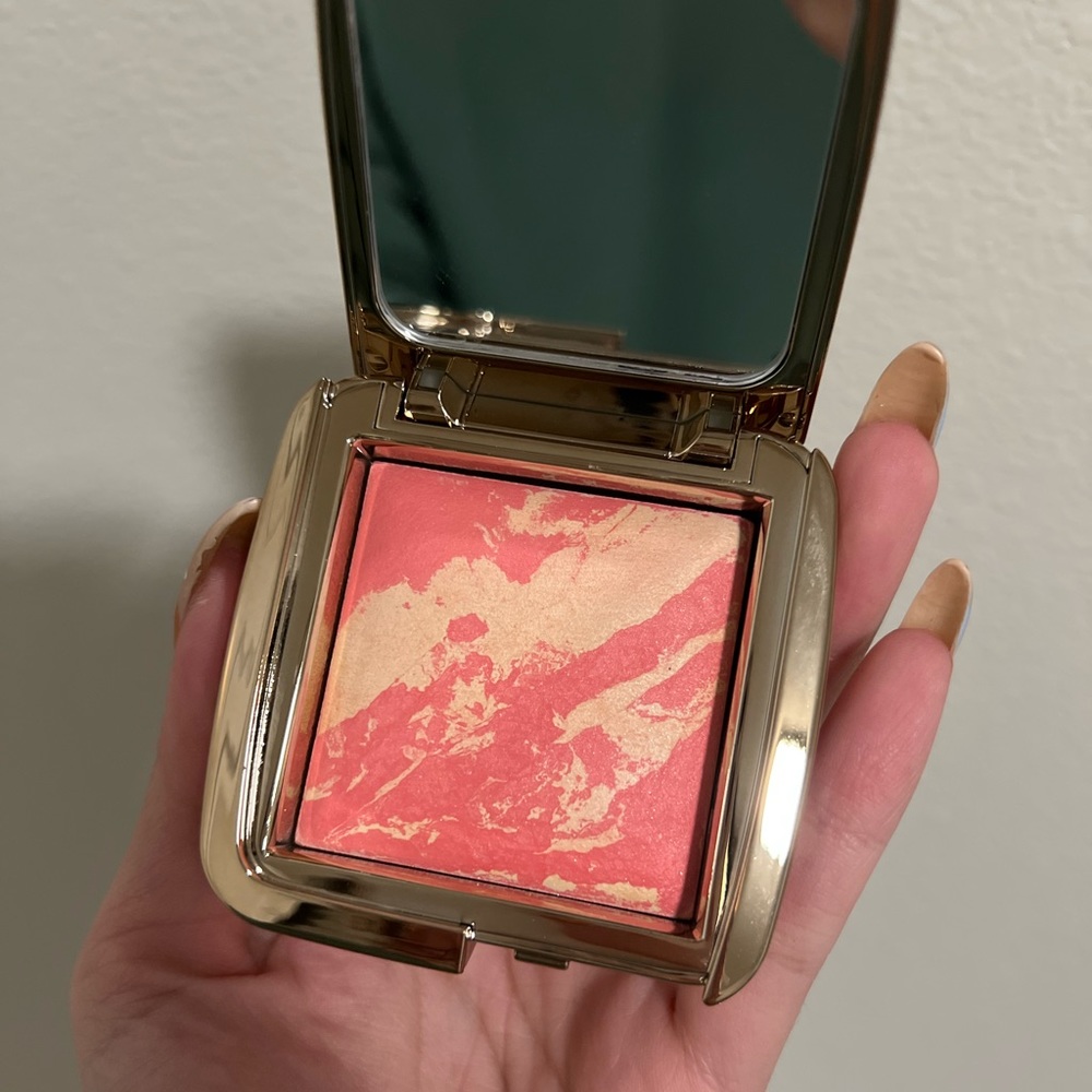 Hourglass - Ambient lightning blush